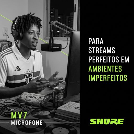 O MV7 garantindo streams perfeitas mesmo em quartos pequenos ou salas imperfeitas.