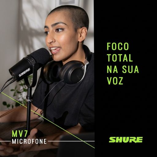 Criadora de conteúdo utilizando o MV7 focado diretamente na voz, ideal para aulas.
